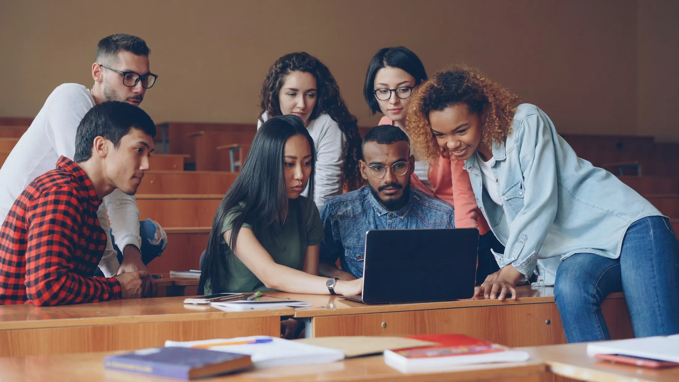 Estudiantes trabajando juntos con un portátil