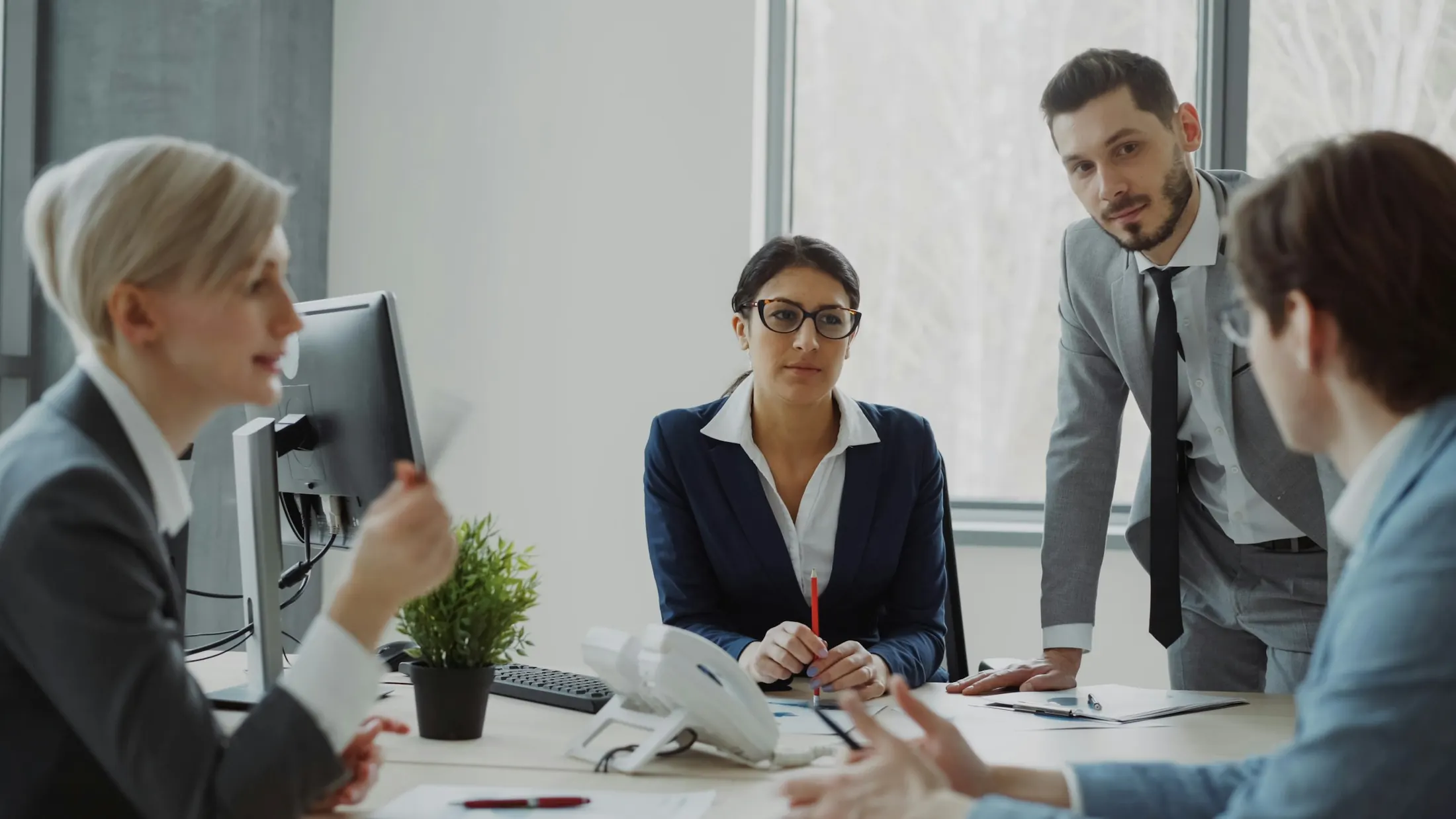 Profesionales colaborando en una reunión de trabajo